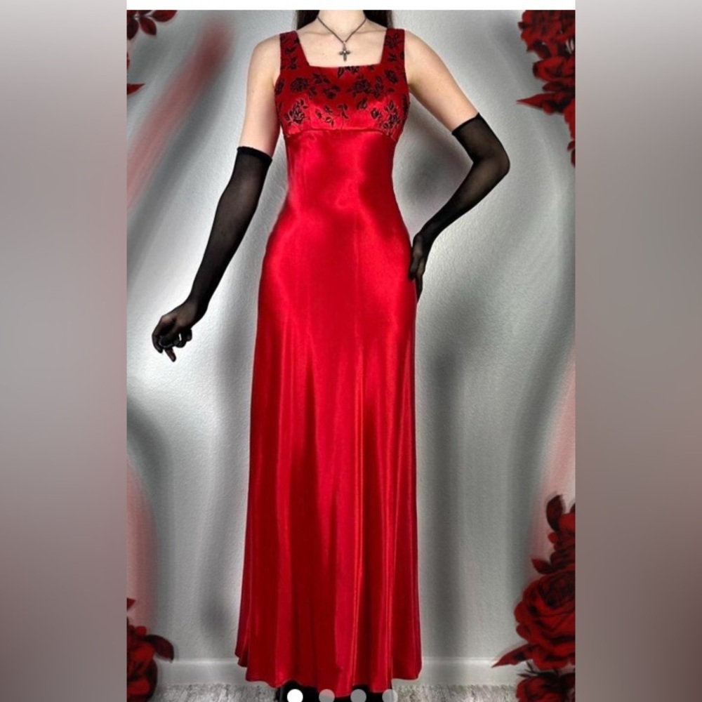 Vintage red satin and black velvet dress! Size 9/10 runs small! Gorgeous